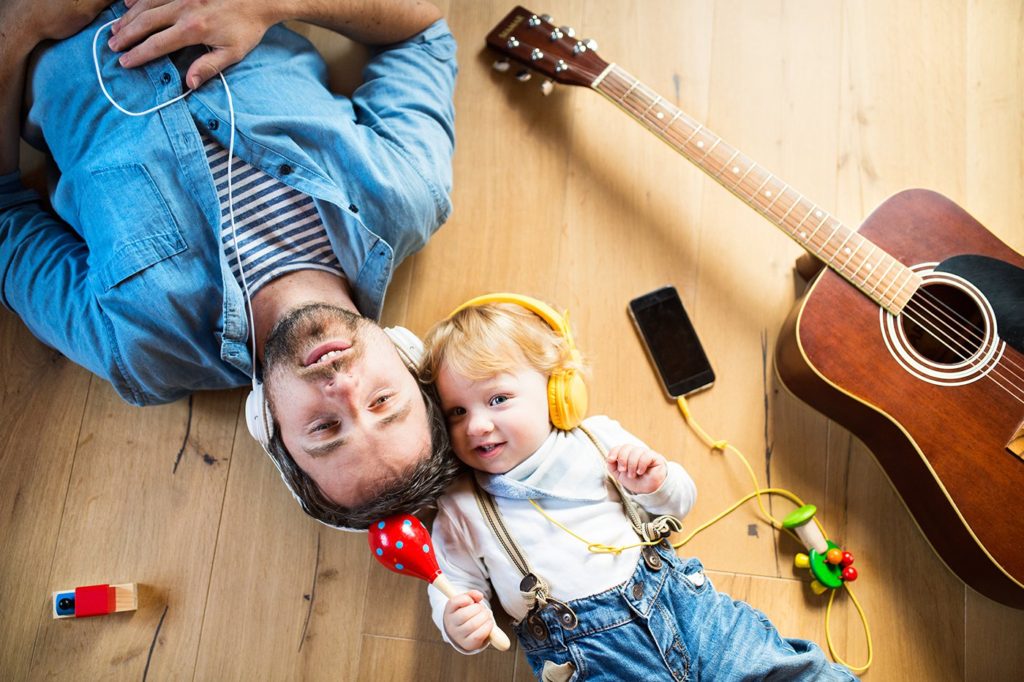 Папа play. Музыкальная семья. Родители и дети. Дети музыканты. Музыкальные инструменты для детей.